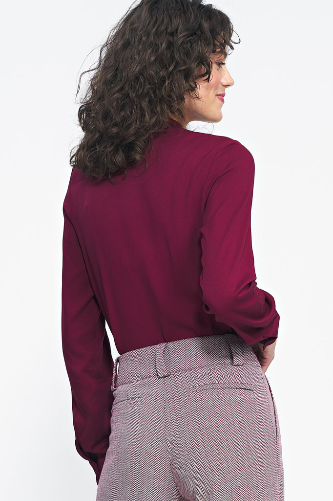 Blouse bordeaux associée à un pantalon évasé, vue de dos